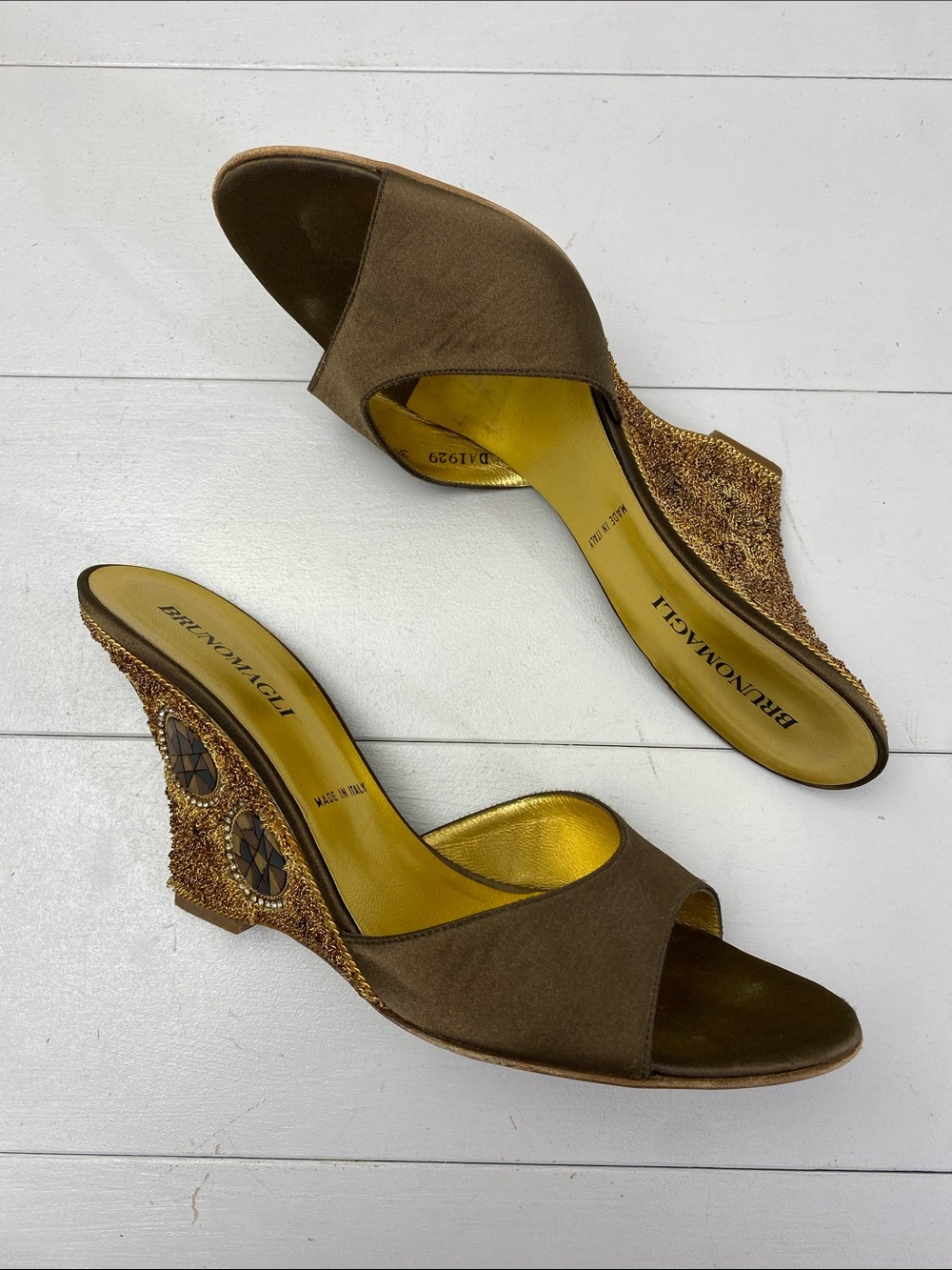 Vintage Y2K Bruno Magli Embellished Wedge Slip-on Sandal Womenβs 39.5 Chain